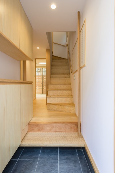 玄関・階段室 (青戸の家　～狭小地の木造3階建/5人家族の家～)