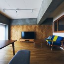 理想の暮らし×ヴィンテージマンション×台形のお部屋の写真 木とコンクリートのバランス