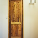 理想の暮らし×ヴィンテージマンション×台形のお部屋の写真 オリジナルの屋久杉の引戸