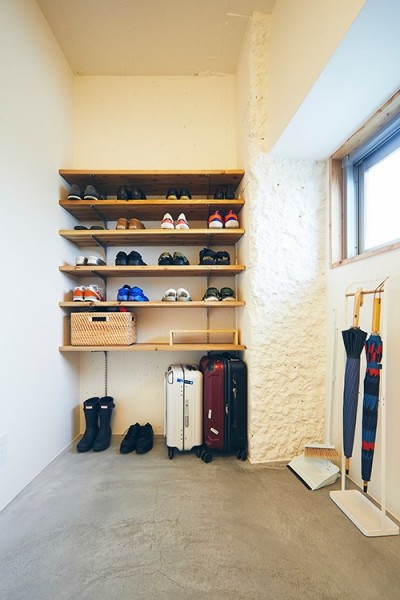 靴がたくさんおける玄関と土間 (理想の暮らし×ヴィンテージマンション×台形のお部屋)