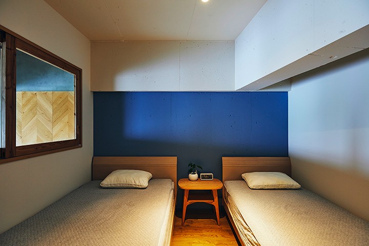 ベッドルーム事例：外国の雰囲気を持った寝室（理想の暮らし×ヴィンテージマンション×台形のお部屋）