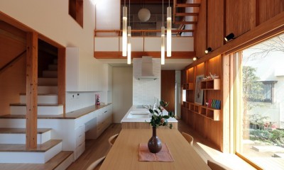 キッチンの収納カウンターが階段の一部に｜Spectrum 光をあやとる｜清瀬の家