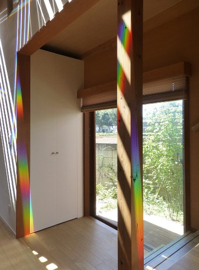 家の中の虹 (Spectrum 光をあやとる｜清瀬の家)