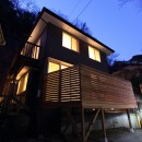 明月谷の家『木造２階建てのリノベーション』の写真 外観　道路から見る夕景