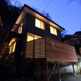 明月谷の家『木造２階建てのリノベーション』 (外観　道路から見る夕景)