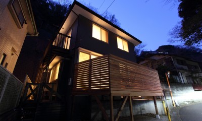 外観　道路から見る夕景｜明月谷の家『木造２階建てのリノベーション』