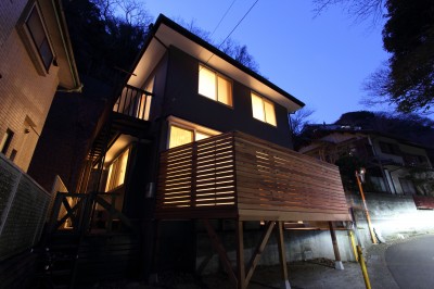 外観　道路から見る夕景 (明月谷の家『木造２階建てのリノベーション』)