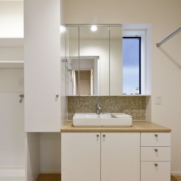 回遊&スキップフロアの2世帯住宅｜ナカニワTKハウス (収納たっぷりの洗面室)