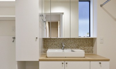 収納たっぷりの洗面室｜回遊&スキップフロアの2世帯住宅｜ナカニワTKハウス