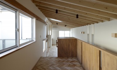 回遊&スキップフロアの2世帯住宅｜ナカニワTKハウス (屋根裏リビング)