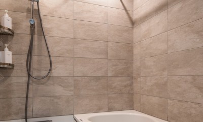 オーバーヘッドシャワー付きの浴室｜ヴィンテージマンションのスケルトンリノベーション