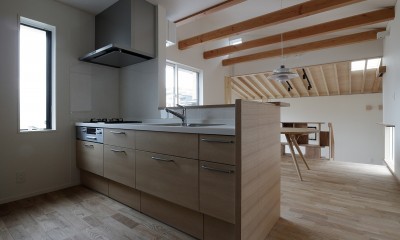 回遊&スキップフロアの2世帯住宅｜ナカニワTKハウス (キッチン)