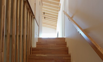 階段｜回遊&スキップフロアの2世帯住宅｜ナカニワTKハウス