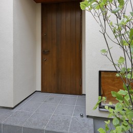 回遊&スキップフロアの2世帯住宅｜ナカニワTKハウス (玄関)