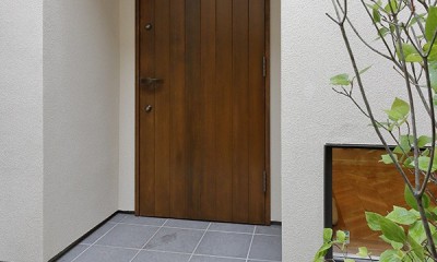 回遊&スキップフロアの2世帯住宅｜ナカニワTKハウス (玄関)
