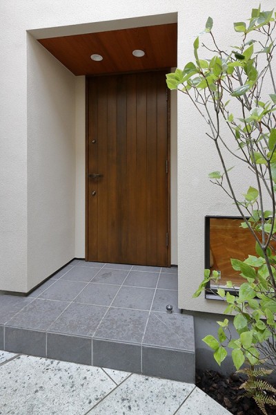 玄関 (回遊&スキップフロアの2世帯住宅｜ナカニワTKハウス)