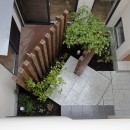 回遊&スキップフロアの2世帯住宅｜ナカニワTKハウスの写真 中庭を見下ろす