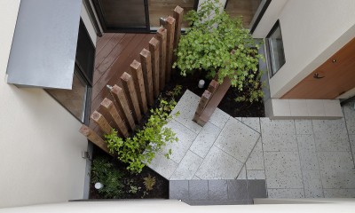 中庭を見下ろす｜回遊&スキップフロアの2世帯住宅｜ナカニワTKハウス