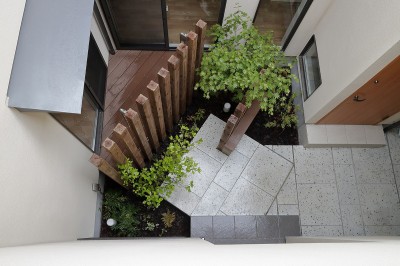 中庭を見下ろす (回遊&スキップフロアの2世帯住宅｜ナカニワTKハウス)