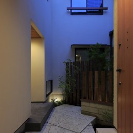 アプローチ (回遊&スキップフロアの2世帯住宅｜ナカニワTKハウス)