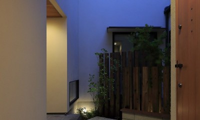 回遊&スキップフロアの2世帯住宅｜ナカニワTKハウス (アプローチ)