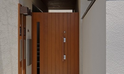 回遊&スキップフロアの2世帯住宅｜ナカニワTKハウス (門扉)