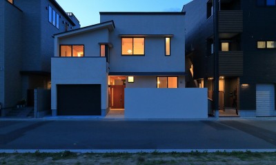 回遊&スキップフロアの2世帯住宅｜ナカニワTKハウス (夜景)