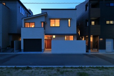 夜景 (回遊&スキップフロアの2世帯住宅｜ナカニワTKハウス)
