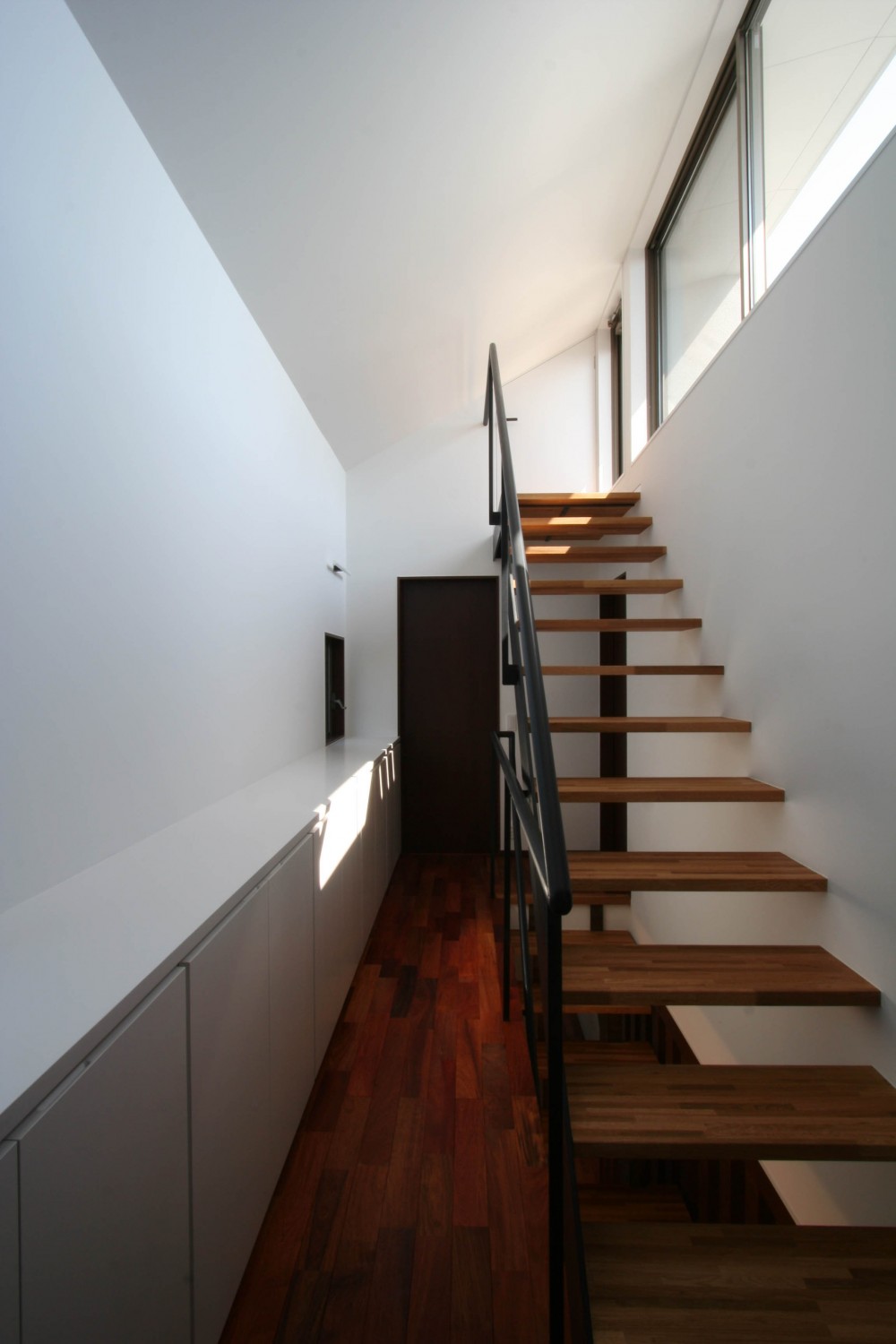 竪格子の家２『スタイリッシュなコンパクト住宅』 (階段)