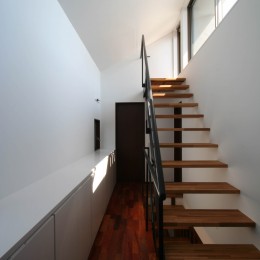 竪格子の家２『スタイリッシュなコンパクト住宅』 (階段)