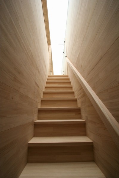 階段 (呼吸する家『谷戸に建つ穏やかな薪ストーブのある住まい』)