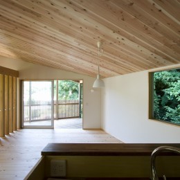 オープンキッチン (Twisting Roof『自然に溶け込む焼杉の家』)