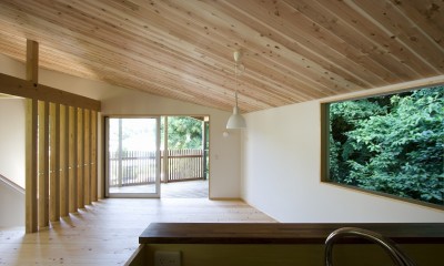 オープンキッチン｜Twisting Roof『自然に溶け込む焼杉の家』