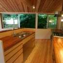 Twisting Roof『自然に溶け込む焼杉の家』の写真 オープンキッチン