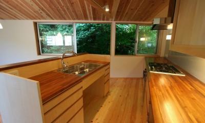 オープンキッチン｜Twisting Roof『自然に溶け込む焼杉の家』