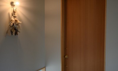 小西郷の家～ご夫婦のためのシンプルな切妻屋根の住宅～ (玄関)