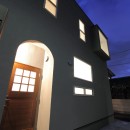 Cube+ 『屋上までフル活用、表面積を最小にした立方体の住まい』の写真 玄関ポーチ　夜景