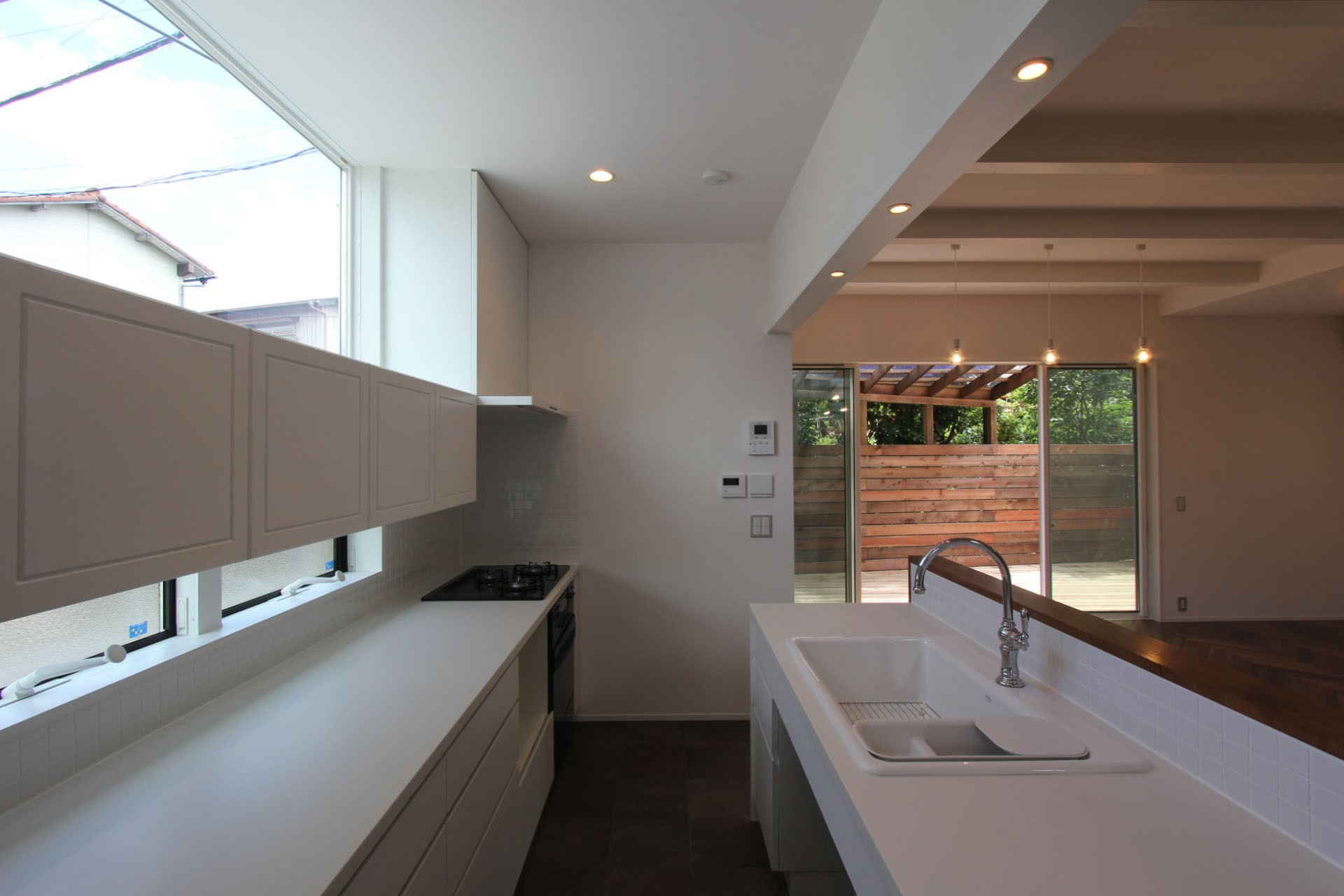 キッチン事例：オープンキッチン（Cube+ 『屋上までフル活用、表面積を最小にした立方体の住まい』）