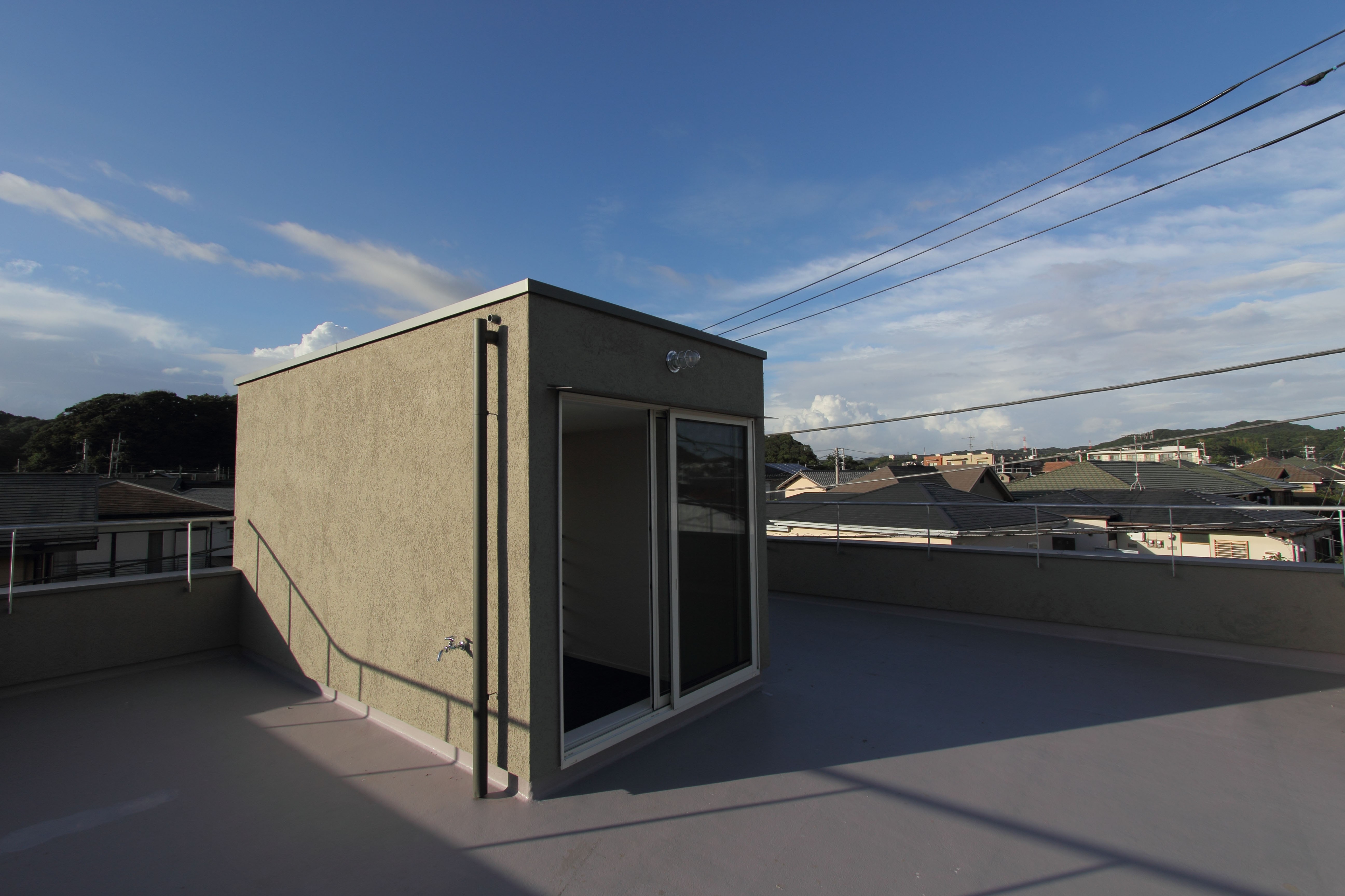 アウトドア事例：屋上テラス（Cube+ 『屋上までフル活用、表面積を最小にした立方体の住まい』）