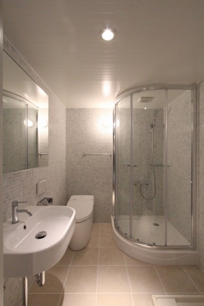 シャワーブールのあるバスルーム (A107『マンションのリノベーションによるヨット基地』)