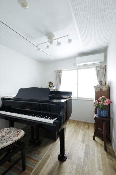 音楽室 (Y様邸＿趣味を楽しむふたりの暮らし)