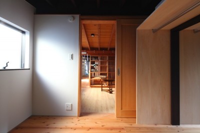 コッテイジ棟へ　２階個室 (世田谷のコッテイジ、趣味のガーデニングの小さな住まいから多世代住宅へのリノベーション)
