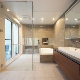 リゾートホテルのような水盤のあるテラス／神奈川県横浜市 (美しいテラスに面したシックなバスルーム)