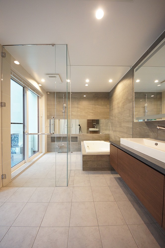バス/トイレ事例：美しいテラスに面したシックなバスルーム（リゾートホテルのような水盤のあるテラス／神奈川県横浜市）