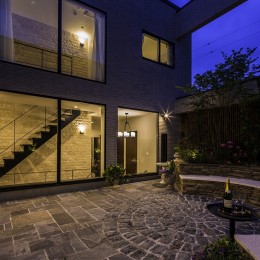 自然に囲まれた家／東京都世田谷区-ラグジュアリーなテラスの夕景