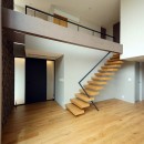 インナーガーデンとアウトサイドリビングのある家／東京都の写真 シンプルな形状のモダンな階段