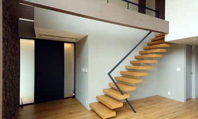 シンプルな形状のモダンな階段｜インナーガーデンとアウトサイドリビングのある家／東京都