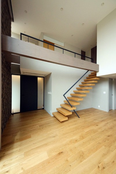 シンプルな形状のモダンな階段 (インナーガーデンとアウトサイドリビングのある家／東京都)