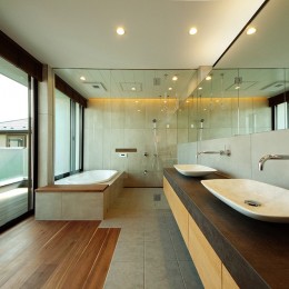 贅沢な癒しのリゾート風バスルーム (インナーガーデンとアウトサイドリビングのある家／東京都)
