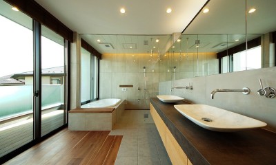 贅沢な癒しのリゾート風バスルーム｜インナーガーデンとアウトサイドリビングのある家／東京都